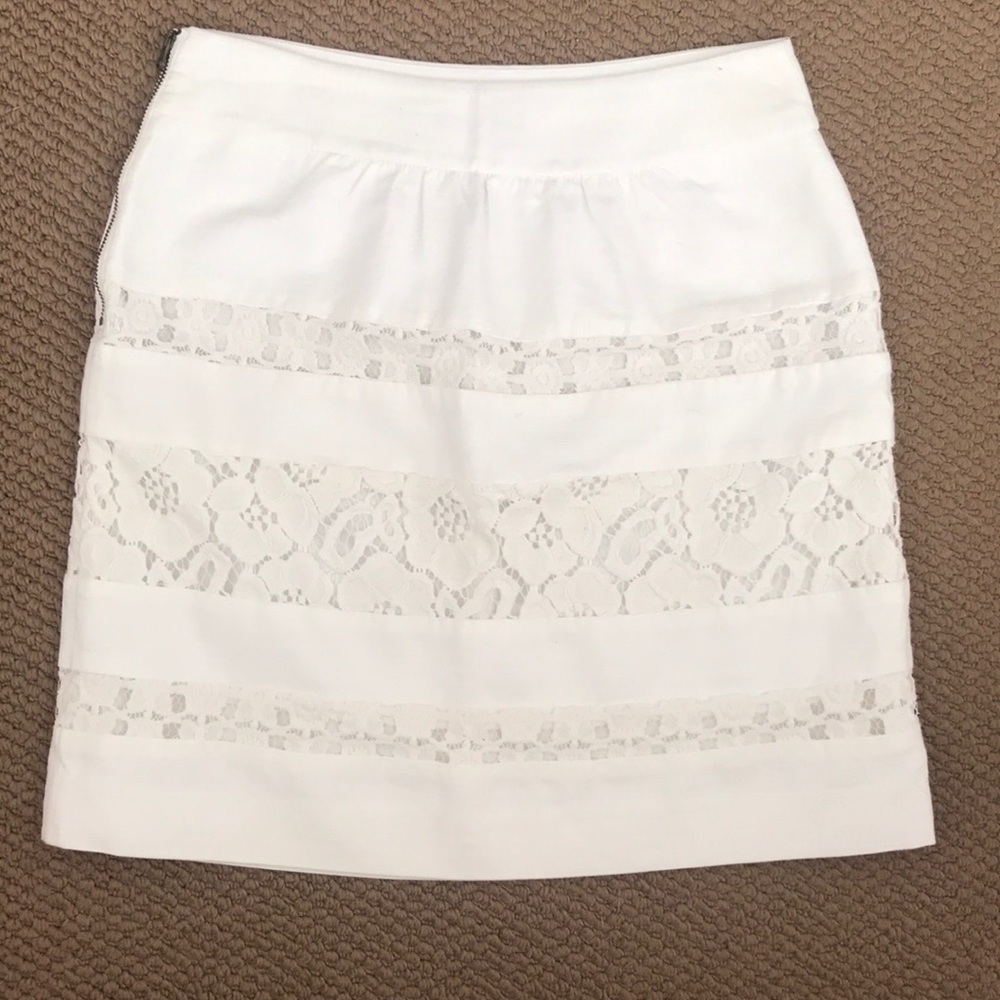 WHITE SKIRT WITH LACE DETAILS